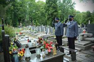 Funkcjonariusze policji oddają hołd poległym na służbie policjantom.