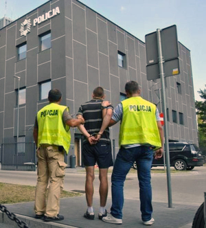 policjanci z zatrzymanym