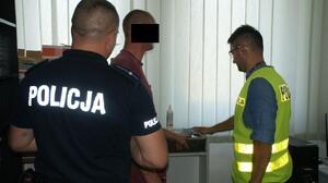 policjanci z zatrzymanym