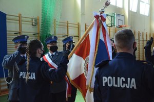 policjanci stoja przy poczcie sztandarowym