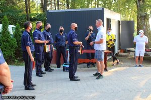 policjanci odbieraja dyplomy od zastępcy KWP w Łodzi