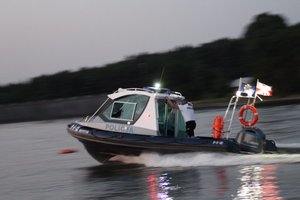 policyjna łódz na zalewie