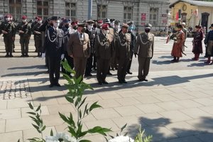 Obchody święta wojska polskiego. delegacja służb mundurowych składa kwiaty pod grobem nieznanego żołnierza.