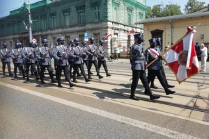 Obchody święta wojska polskiego. defilada kompanii honorowej policji.