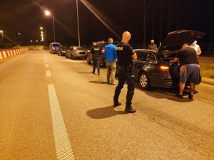 Policjanci podczas kontroli pojazdu z poszukiwanymi mężczyznami.