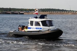 policyjna motorówka na wodach Zalewu Sulejowskiego