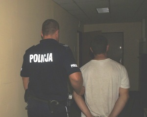 policjanci z podejrzanym podpalaczem