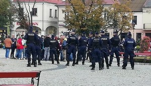 Łowicz, miejsce protestu koronasceptyków, policjanci zabezpieczają zgromadzenie.