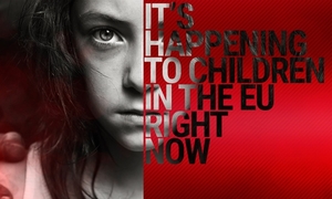 Plakat kampanii, na czerwonym tle po lewej twarz kobiety a po prawej stronie napis po angielsku.