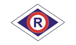Logo policji ruchu drogowego, niebieski romb z czerwonym kołem, w które wpisano czarną literę R.