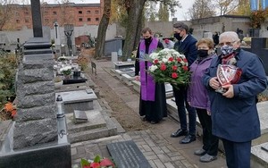 Cmentarz, delegacja składa kwiaty i znicze na grobie poległych o pomordowanych policjantów.