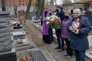 Cmentarz przy ul. Ogrodowej w Łodzi, delegacja stowarzyszenia składa kwiaty i znicze na grobie poległych i pomordowanych policjantów.