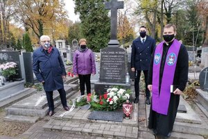 Cmentarz przy ul. Ogrodowej w Łodzi, delegacja stowarzyszenia składa kwiaty i znicze na grobie poległych i pomordowanych policjantów.