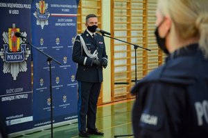 uroczystość ślubowania nowych policjantów, sala gimnastyczna Oddziału Prewencji Policji, komendant wojewódzki wygłasza przemówienie