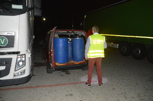 policjant z zabezpieczonym alkoholem