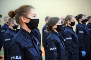 Sala gimnastyczna Oddziału Prewencji Policji w Łodzi, uroczystość ślubowania, policjanci stoją w szyku.