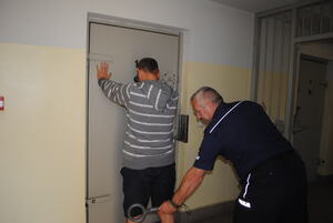policjant przeszukuje zatrzymanego
