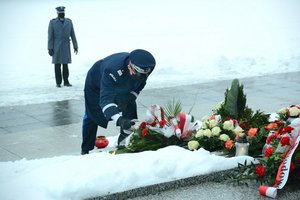 Pomnik pomordowanych na Radogoszczu, nadinspektor Sławomir Litwin składa wiązankę kwiatów.