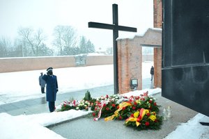 Pomnik pomordowanych na Radogoszczu, nadinspektor Sławomir Litwin oddaje honor ofiarom masakry.