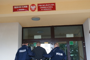 policjanci z zatrzymanym