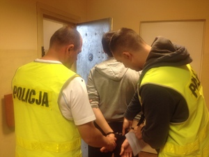 policjanci z zatrzymanym