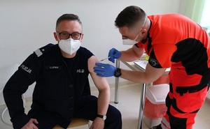pracownik medyczny robi zastrzyk komendantowi Sławomirowi Litwinowi
