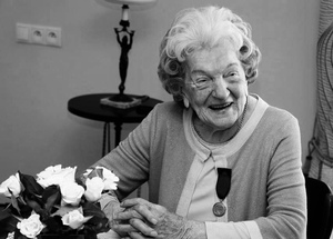 Czarno-białe zdjęcie starszej kobiety.