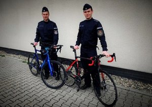 Policjanci z rowerami.