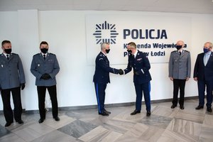 6 policjantów, w tle napis Komenda Wojewódzka Policji w Łodzi.