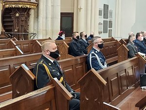 Ławy w katedrze za którymi siedzą uczestnicy mszy m.in. komendant wojewódzki policji w Łodzi.