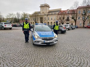 Radiowóz i policjanci.