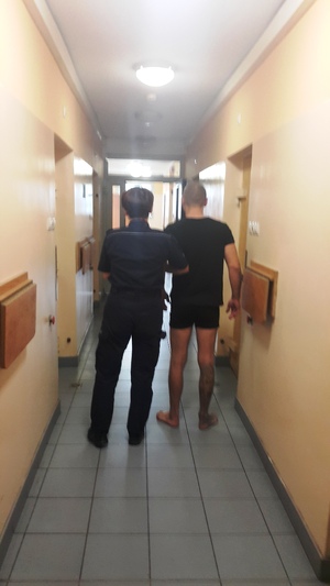 policjantka z zatrzymanym