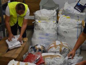 policjanci zabezpieczają podrobioną odzież