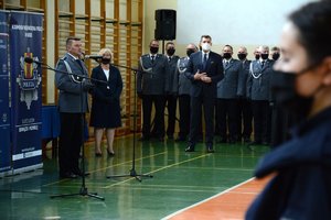 I Zastępca Komendanta Wojewódzkiego Policji przemawia do zebranych policjantów i gości.
