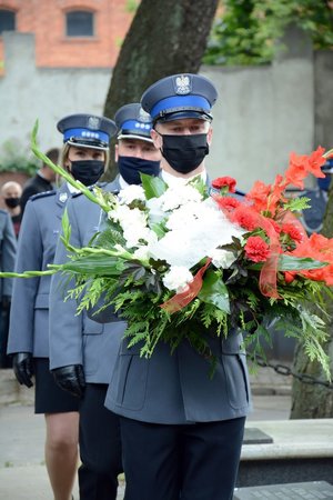 policjanci z kwiatami