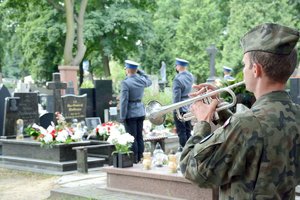 trębacz i policjanci na cmentarzu