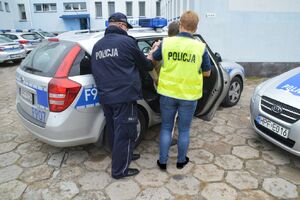 policjanci z zatrzymanym