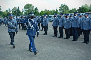 Komendant Wojewódzki Policji w Łodzi oddaje honor