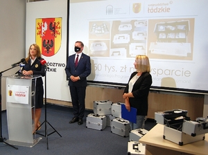 Urząd Marszałkowski w Łodzi, uroczyste przekazanie walizek edukacyjnych policji.