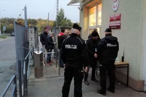 Teren oddziału prewencji policji w Łodzi, ćwiczenia Egida 2021, rezerwiści wchodzą na teren jednostki mobilizacyjnej.