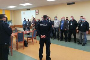 Teren oddziału prewencji policji w Łodzi, ćwiczenia Egida 2021, rezerwiści stoją na zbiórce przed zajęciami szkoleniowymi.
