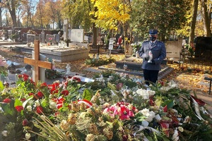 Cmentarz w Pabianicach, komendant powiatowy policja składa hołd poległym policjantom.