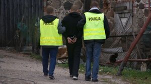 policjanci z zatrzymanym