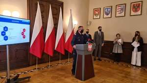Komendant wojewódzki policji w Łodzi zabiera głos na konferencji.
