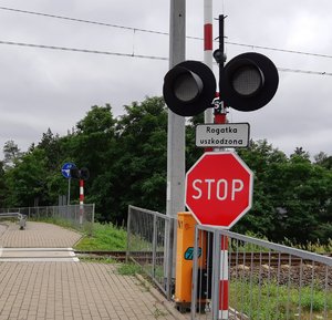 Znak stop przed przejazdem kolejowym.