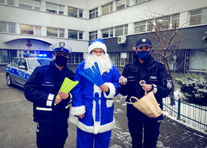 Policjanci z niebieskim Mikołajem.