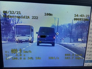 Ujęcie z videorejestratora, widać namierzony pojazd , który przekroczył dozwoloną prędkość.