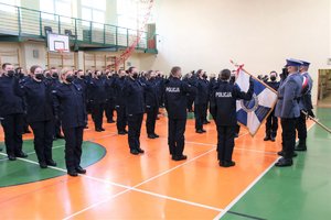 sala gimnastyczna Oddziału Prewencji Policji w Łodzi, uroczystość ślubowania nowo przyjętych policjantów, ślubujący policjanci