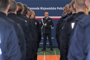 sala gimnastyczna Oddziału Prewencji Policji w Łodzi, uroczystość ślubowania nowo przyjętych policjantów, przemowa komendanta