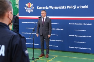 sala gimnastyczna Oddziału Prewencji Policji w Łodzi, uroczystość ślubowania nowo przyjętych policjantów, przemowa wicewojewody